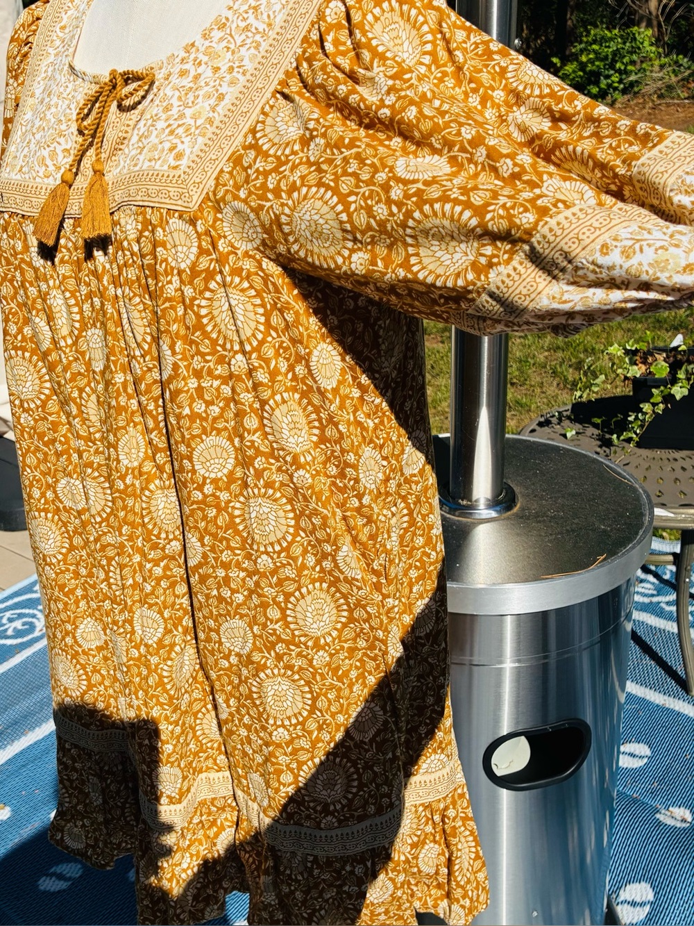 Flowy Gold and White Fun Dress w puff sleeves Size L